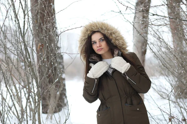 Bella ragazza in un bellissimo parco invernale — Foto Stock