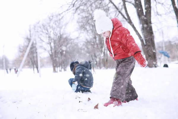 Kids walk in the park first snow — Stock Photo, Image