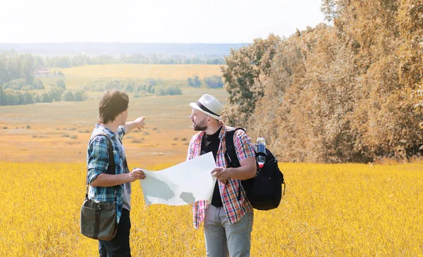 若い男が地図を見て秋の季節 — ストック写真