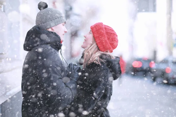 Jovem casal caminhando pelo inverno — Fotografia de Stock