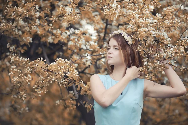 Junges Mädchen Spaziert Herbst — Stockfoto