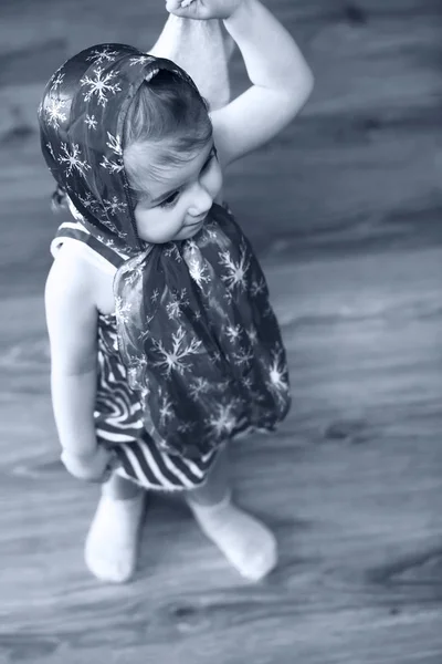 Monokrom bild av liten flicka i klänningar dansar med handke — Stockfoto