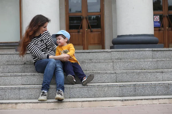 孩子们在春天的城市公园里散步。女孩是 w — 图库照片