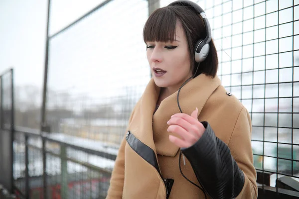 Flicka i hörlurar Lyssna på musik utomhus — Stockfoto