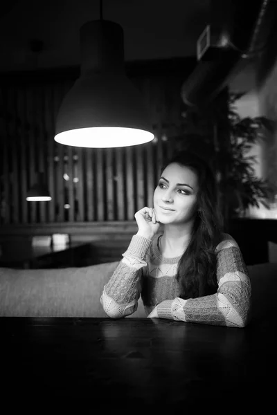 Chica en un café en una cena — Foto de Stock