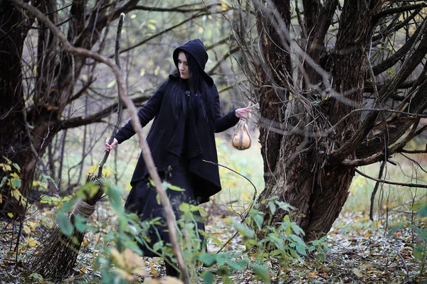 Жінка в костюмі відьми в лісі — стокове фото