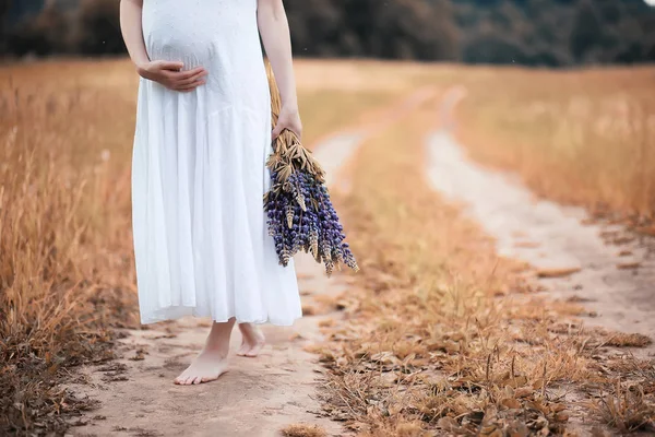 Schwangere Frau Spaziert Herbst Der Natur — Stockfoto