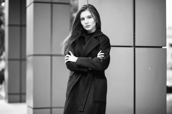 Κορίτσι σε μια φωτογραφία μαύρο και άσπρο παλτό — Φωτογραφία Αρχείου