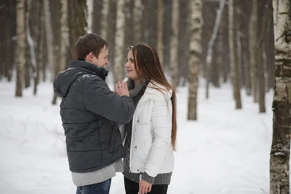 Par de amantes em uma tarde de inverno de data em uma nevasca de neve — Fotografia de Stock