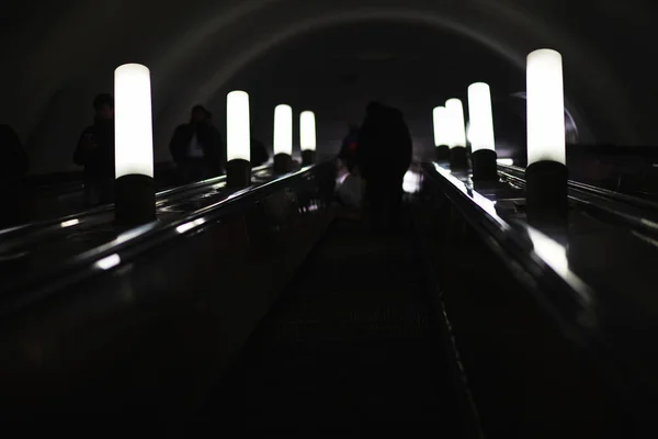 Coche subterráneo con asientos vacíos. Metro vacío. . — Foto de Stock