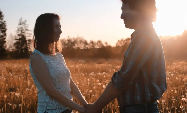 Couple Jeune Homme Une Fille Marchent Dans Parc Automne — Photo