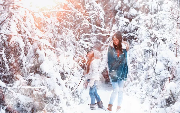 年轻的家庭散步。 妈妈和女儿在温特散步 — 图库照片