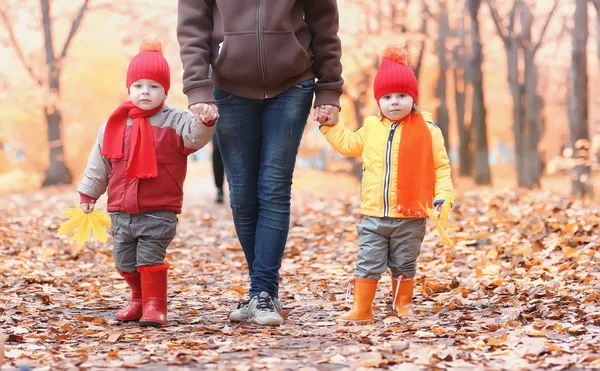 Діти ходять по природі. Сутінки діти ходять навколо — стокове фото