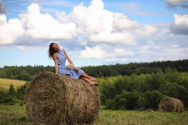 Två flickor i klänningar i sommaren sätter — Stockfoto