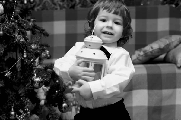 Niños pequeños cerca de una Navidad — Foto de Stock