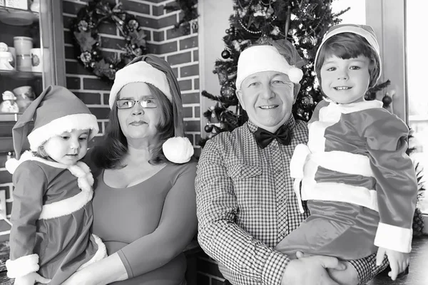 Noel baba çocukları ile — Stok fotoğraf