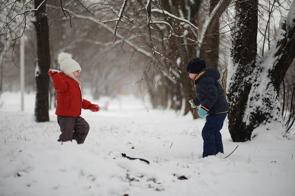 Niños en el parque de invierno jugar — Foto de Stock