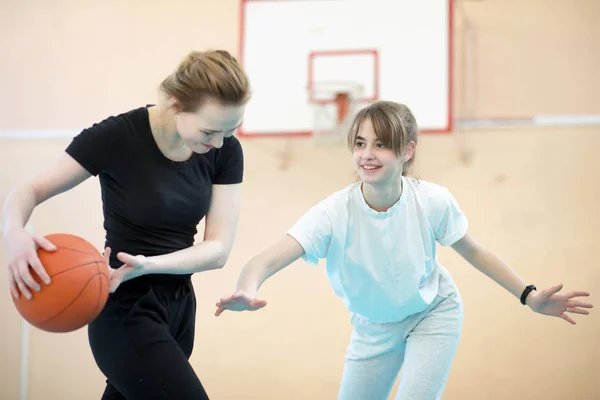 Kobiety Młodych Studentów Grających Koszykówkę Siłowni — Zdjęcie stockowe