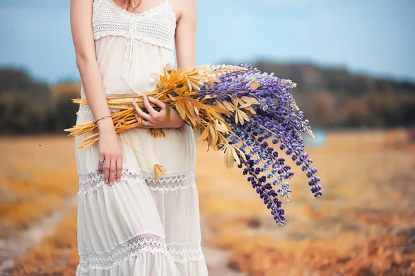 Girl with a bouquet of flowers in autumn — Stock Photo, Image