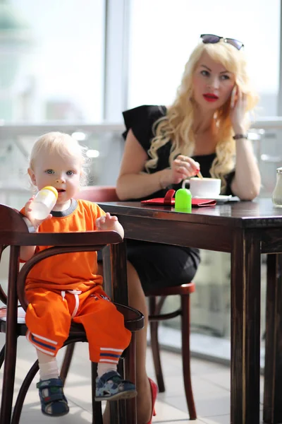 Schöne Junge Geschäftsfrau Der Mittagspause Mit Kind — Stockfoto