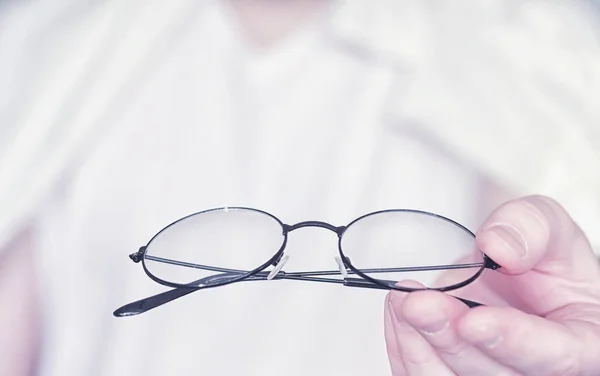 The concept of poor vision. Hold a contact lens and glasses in h — Stock Photo, Image