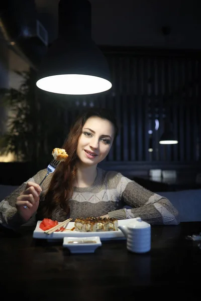 Hermosa chica en un café —  Fotos de Stock