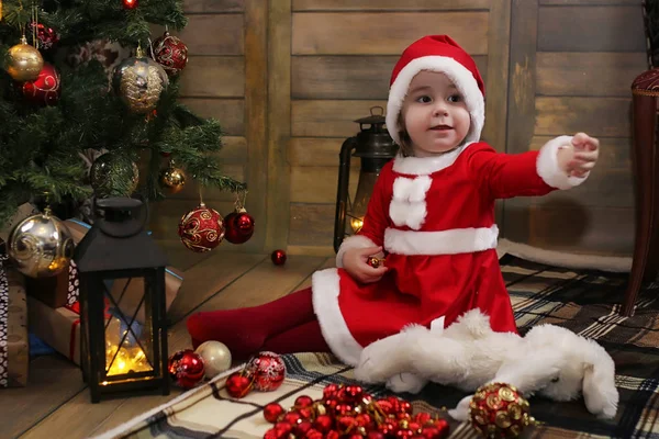 Bambino piccolo e giocattoli di Natale — Foto Stock