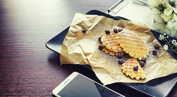 Waffles vienenses com recheio. Mesa de café. Um conjunto de c perfumado — Fotografia de Stock