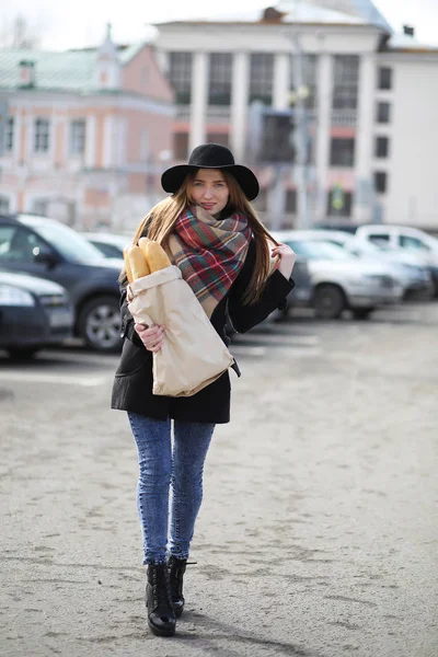 Французская женщина с багетами в сумке — стоковое фото