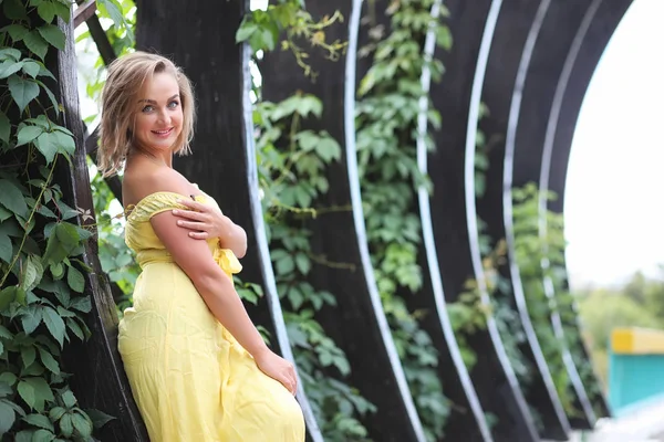 Mooi meisje in het park van de zomer — Stockfoto