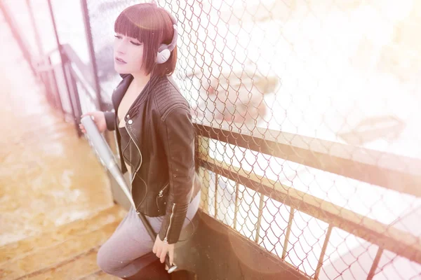 Chica en auriculares escuchando música al aire libre — Foto de Stock