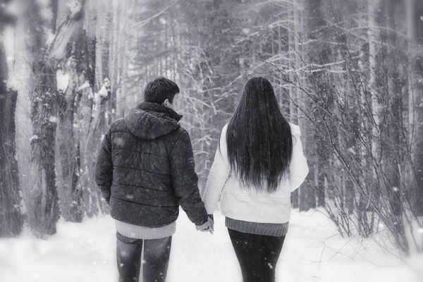 Een verliefde paar op een winter wandeling. Man en vrouw op een datum in de — Stockfoto