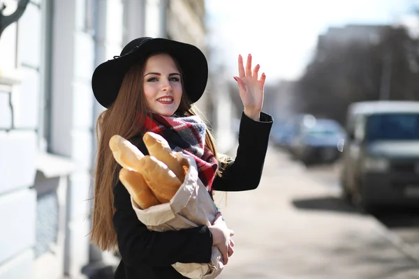 Fille sur une promenade par temps ensoleillé — Photo