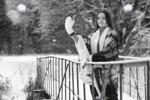 겨울의 흐린 날에 여자 — 스톡 사진