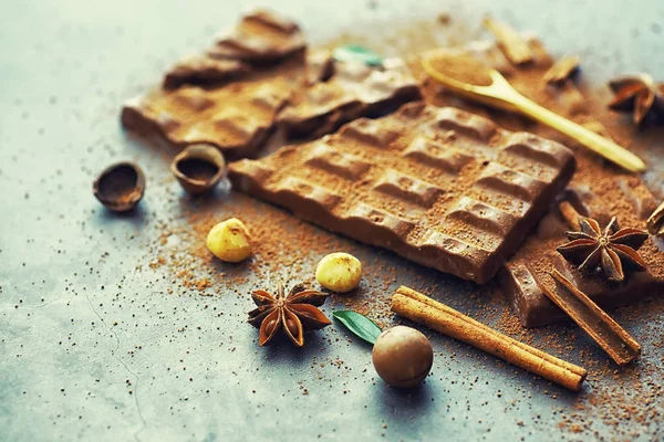 Una barra de chocolate con leche sobre la mesa. Chocolate con nueces y ci — Foto de Stock