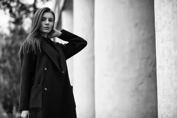 Fille dans un manteau noir et blanc photo — Photo