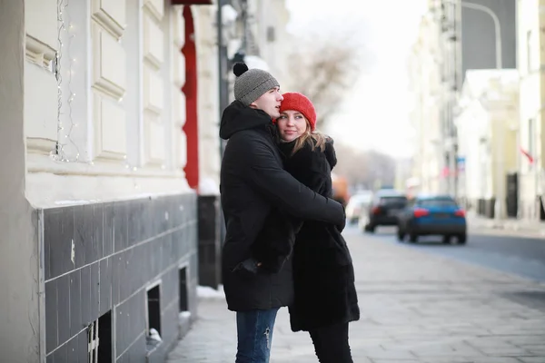 Jovem casal caminhando pelo inverno — Fotografia de Stock