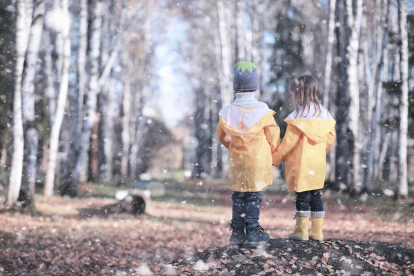 孩子们在公园里走第一场雪 — 图库照片
