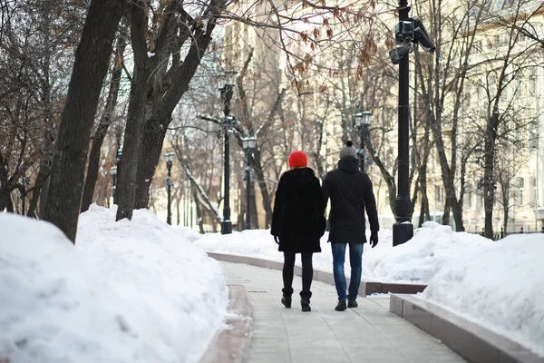 年轻夫妇在冬天散步 — 图库照片