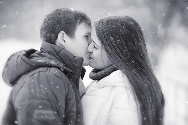 Um casal amoroso numa caminhada de inverno. Homem e mulher em um encontro no — Fotografia de Stock