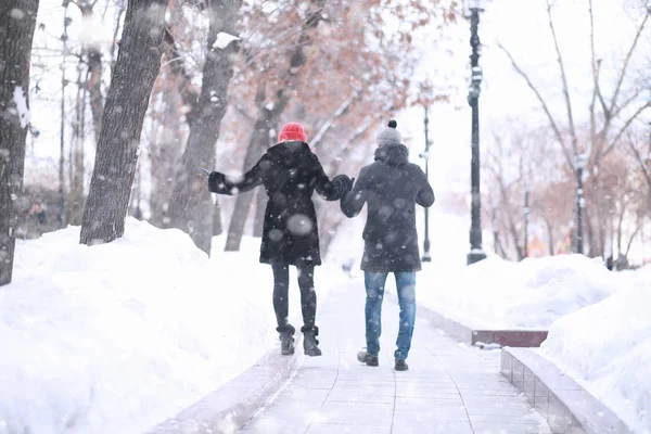 Pareja joven caminando durante el invierno — Foto de Stock