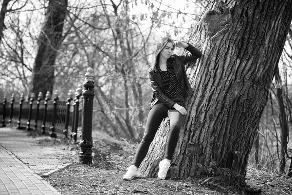 Chica en un paseo por la ciudad de primavera — Foto de Stock