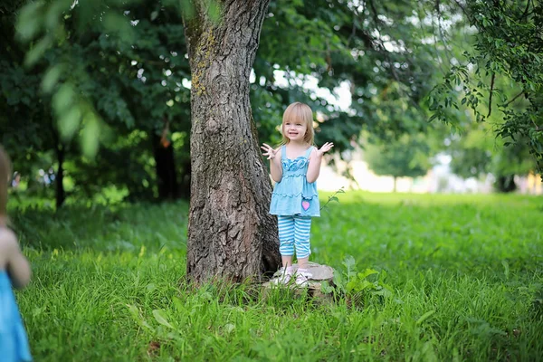 Söt Liten Flicka Leker Parken — Stockfoto