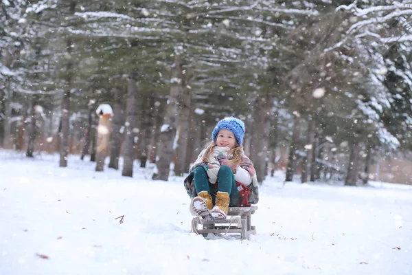 Ein Wintermärchen, eine junge Mutter und ihre Tochter fahren Schlitten — Stockfoto