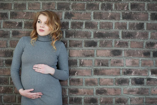 Pregnant young and beautiful girl in a home — Stock Photo, Image