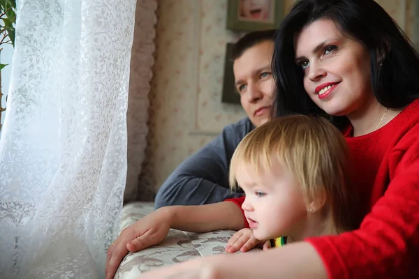 Junge Familie mit Zwillingsmädchen — Stockfoto