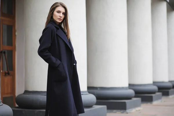 Belle fille dans un manteau dans les affaires du centre-ville — Photo