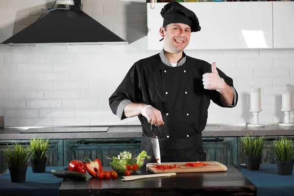 Homem cozinheiro preparar comida na cozinha de legumes — Fotografia de Stock