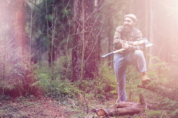 Un bûcheron barbu avec une grande hache — Photo