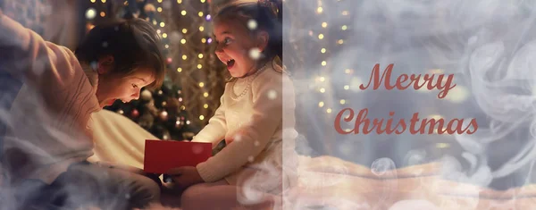 Familie op kerstavond bij open haard. Kinderen openen Xmas presenteert — Stockfoto